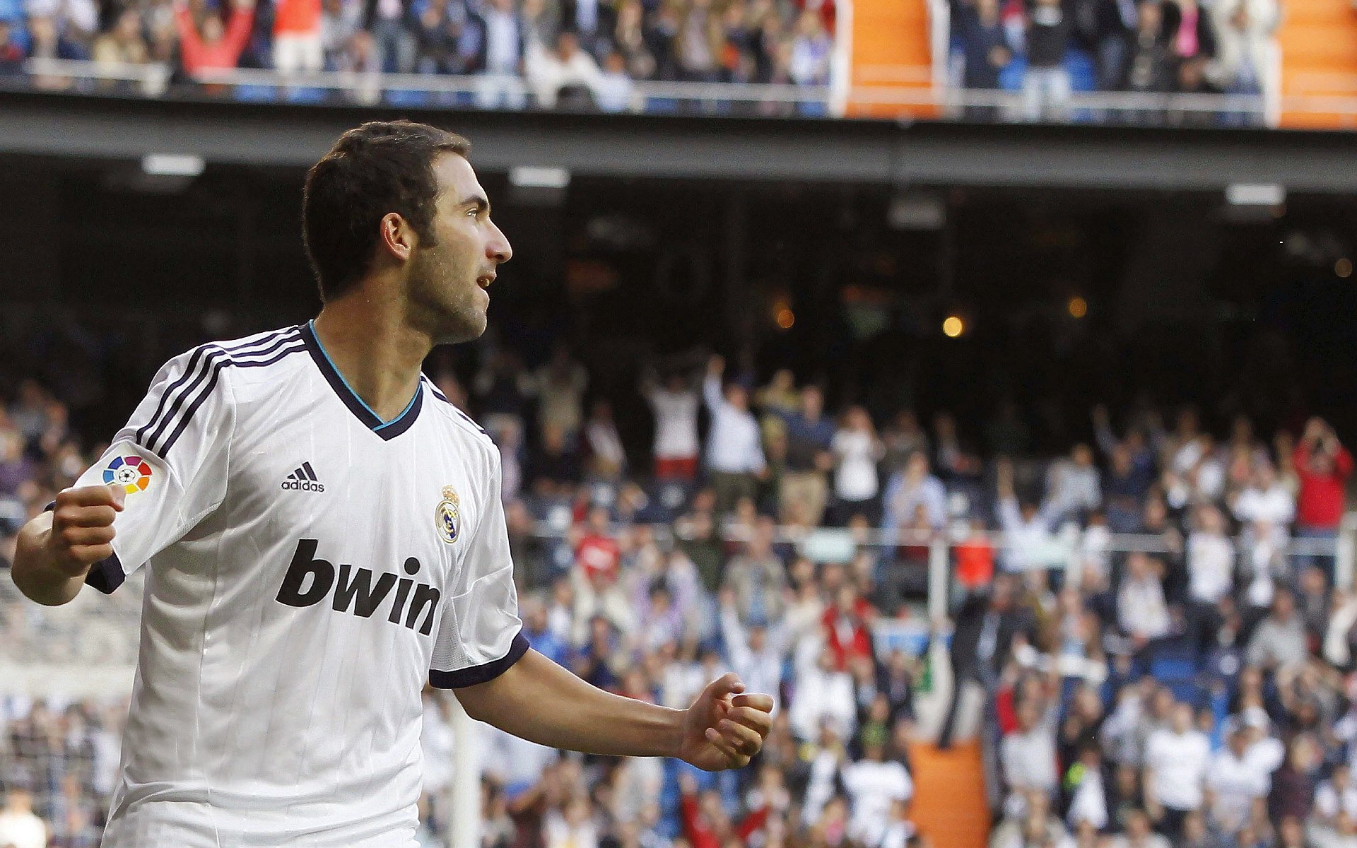 “VAR系统首次应用引发争议——高科技裁判能否实现真正的判罚公平？”